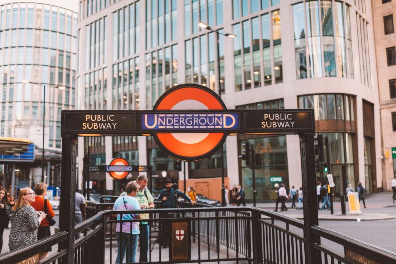 cara-naik-london-underground.jpg