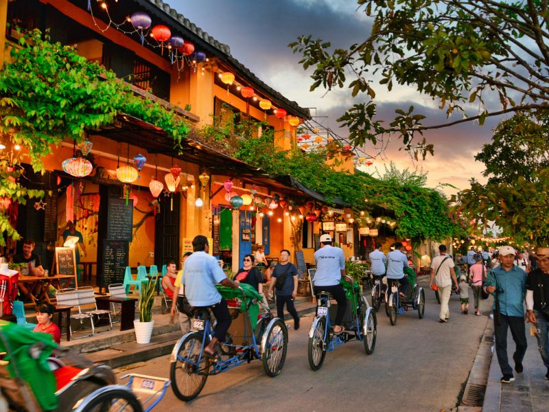 harga-tour-da-nang-hoi-an-couple.jpg