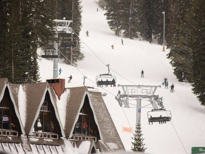 paket-tour-korea-musim-salju-ski-resort.jpg