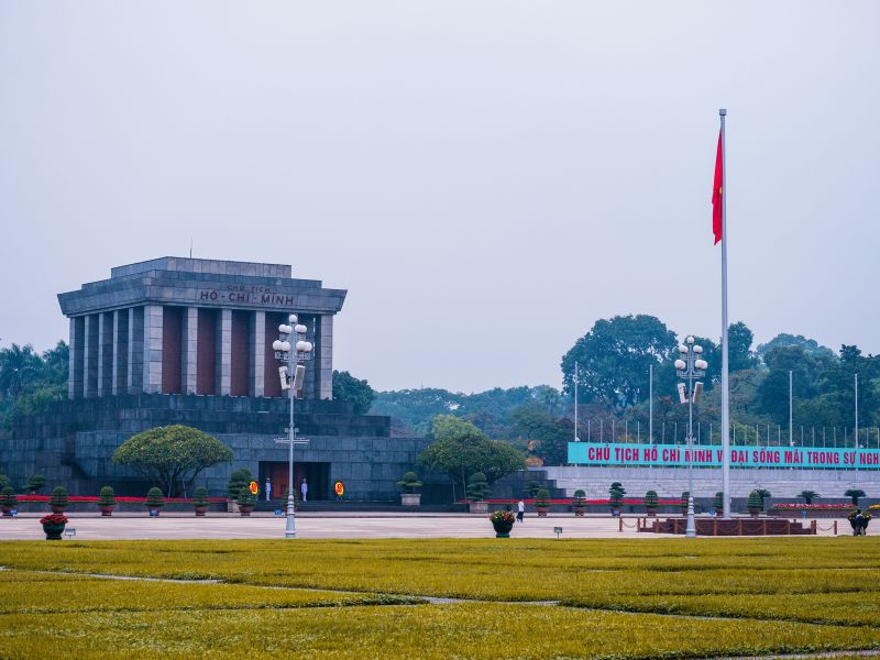 paket-tour-vietnam-utara-selatan-couple.jpg