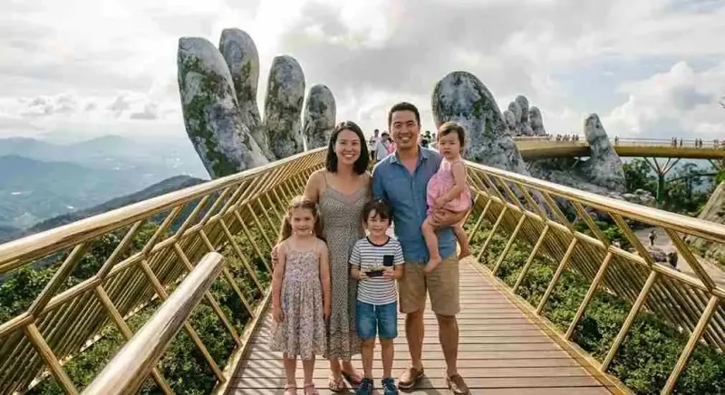 Tour Vietnam Danang mengunjungi Golden Bridge Ba Na Hills bersama keluarga.