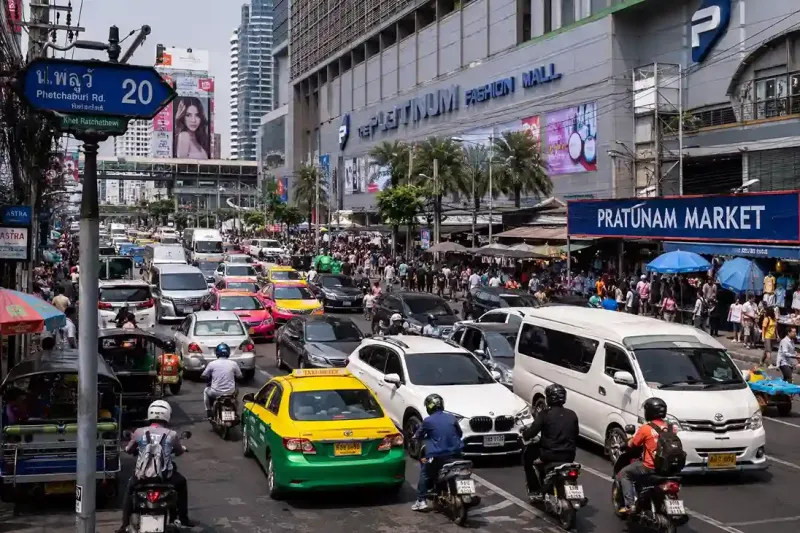 Lalu lintas ramai di depan Platinum Mall dan Pratunam Market Bangkok siang hari