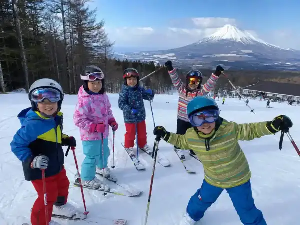 5 anak bermain ski di Fujiten Jepang saat musim dingin dengan latar Gunung Fuji