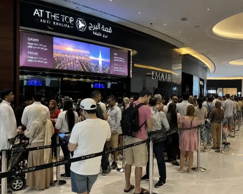 Antrian wisatawan membeli tiket Burj Khalifa di Dubai, Uni Emirat Arab