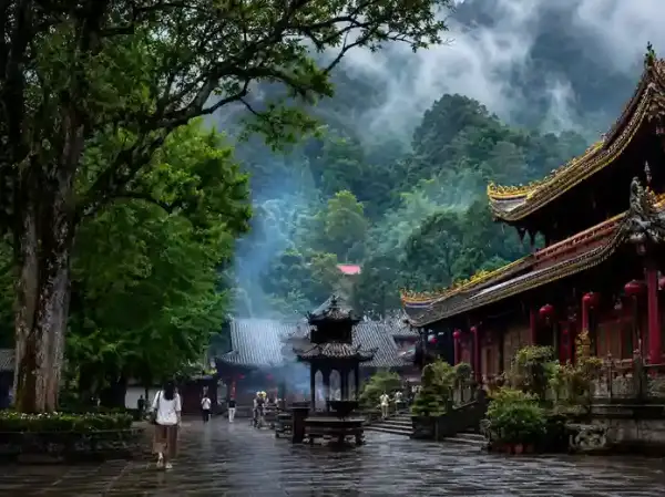 Baoguo Temple Emeishan Sichuan China, destinasi populer dalam tour Chengdu Leshan