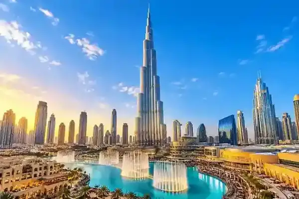Burj Khalifa di Downtown Dubai dengan Dubai Fountain, ikon wisata Dubai populer