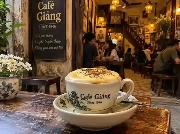 Café Gi?ng Hanoi, tempat asal Egg Coffee dan kopi telur khas Vietnam sejak 1946 di Hanoi Old Quarter.