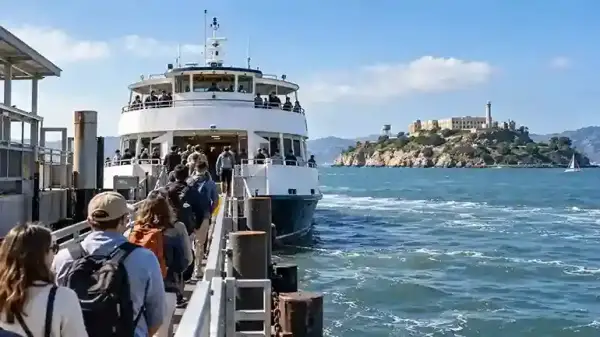 Cara naik ferry ke Alcatraz Island di San Francisco Bay dari Pier 33