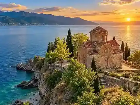 Gereja St John at Kaneo di Danau Ohrid, Makedonia Utara, dengan panorama sunset wisata Balkan.