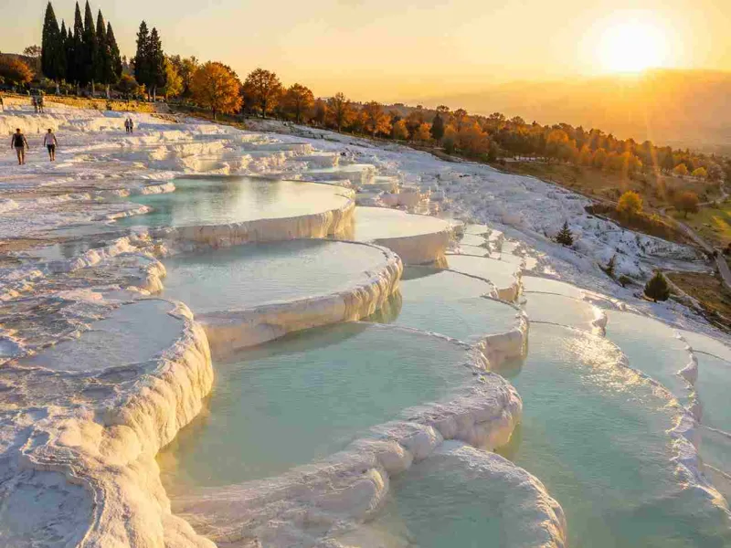 Cotton Castle Pamukkale Turki dengan kolam air panas bertingkat dan pemandangan indah saat musim autumn