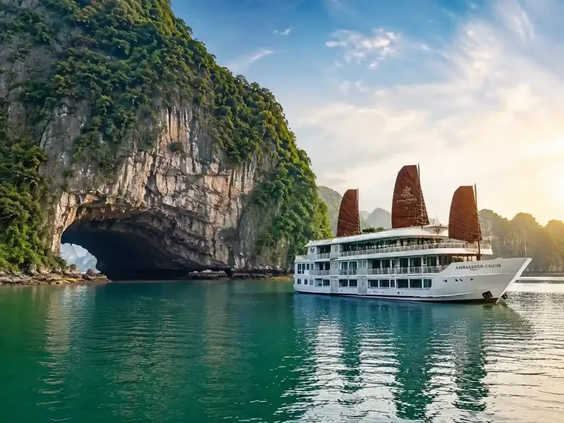 Cruise mewah Halong Bay Vietnam dengan pemandangan indah Tien Cung Cave dan tebing karst Teluk Ha Long