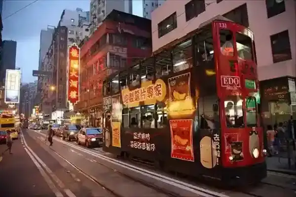 Ding Ding Tram di Hong Kong Island, transportasi Hong Kong ikonik untuk wisata kota