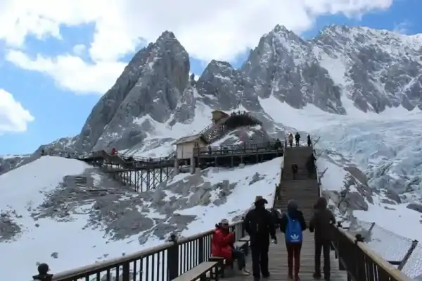 Pesona salju Jade Dragon Snow Mountain Lijiang di paket tour china murah