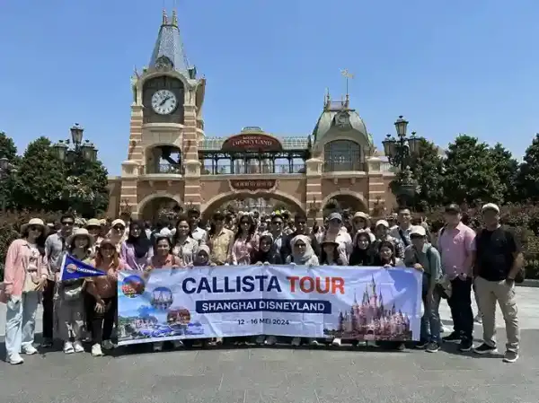 Group tour Shanghai Disneyland di Shanghai China saat liburan bersama rombongan wisata