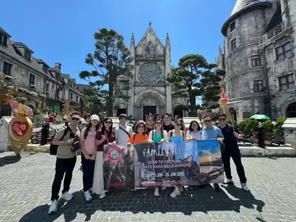 Peserta tour Vietnam Callista Tour di French Village Ba Na Hills, Da Nang, destinasi wisata populer