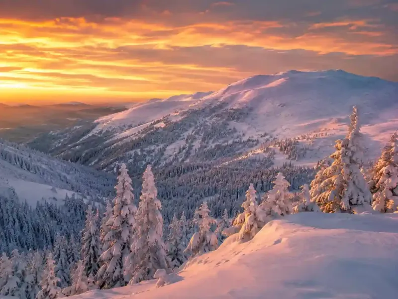 Pemandangan Gunung Uludag Bursa bersalju tebal saat sunrise, destinasi wisata salju populer di Turki