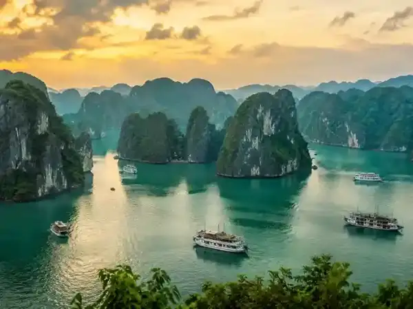 Pemandangan Ha Long Bay Vietnam, lokasi shooting Kong Skull Island dengan tebing karst ikonik