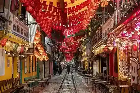 Hanoi Train Street di Hanoi Vietnam dengan cafe, lampion dan rel kereta untuk wisata Hanoi