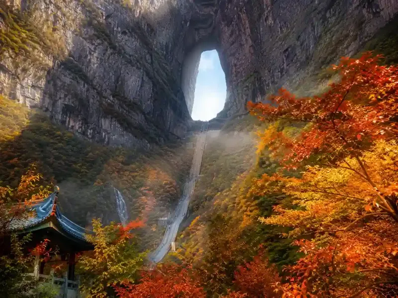 Heavenly Gate Tianmen Mountain Zhangjiajie saat autumn, destinasi wisata China yang menakjubkan