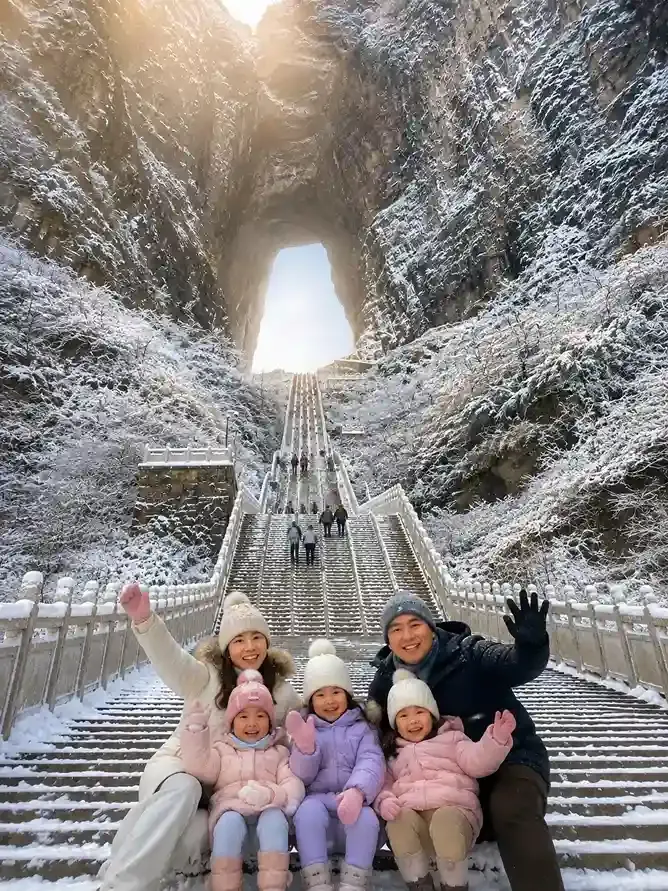 Liburan keluarga di Heavenly Gate Tianmen Mountain Zhangjiajie saat musim dingin