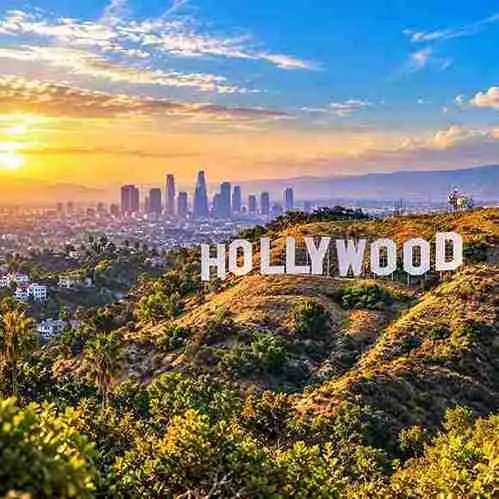 Hollywood Sign di Los Angeles, California, dengan panorama Hollywood Hills dan pusat kota LA.