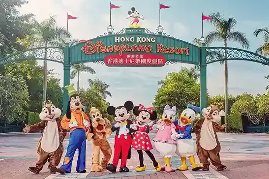 Hong Kong Disneyland Resort di Lantau Island dengan karakter Disney untuk Tour Hongkong Lebaran 2027