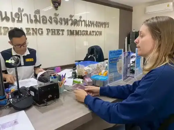 Pemeriksaan paspor di Imigrasi Kamphaeng Phet, Thailand untuk syarat masuk Thailand 2026