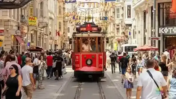 Trem merah bersejarah di Istiklal Street dekat Taksim Square Istanbul, destinasi wisata Turki.