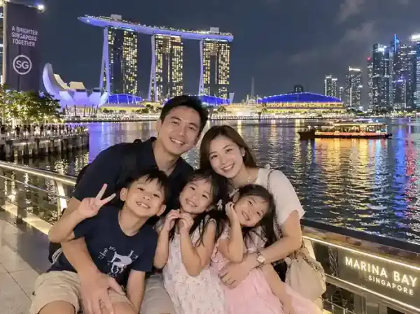 Keluarga 3 anak di Marina Bay Sands Singapura malam, inspirasi paket tour Singapura