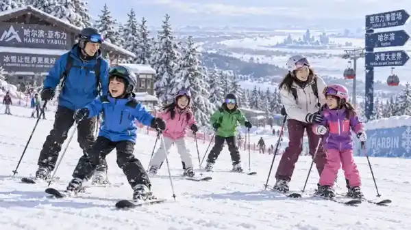 Keluarga bermain ski di Yabuli Harbin saat tour Harbin China musim dingin