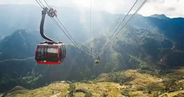 Kereta gantung Fansipan di Sapa Vietnam dengan panorama Pegunungan Hoang Lien Son