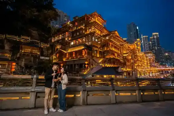 Pasangan menikmati kuliner Tour China Murah di Hongyadong Chongqing, destinasi wisata populer di China