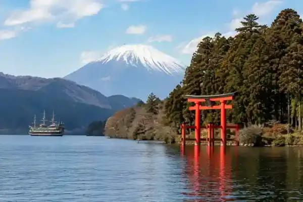 Lake Ashi Hakone Jepang dengan Torii dan Gunung Fuji, destinasi favorit tour Jepang