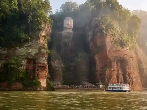 Patung Leshan Giant Buddha Sichuan China dilihat dari Sungai Minjiang saat tour Chengdu Leshan