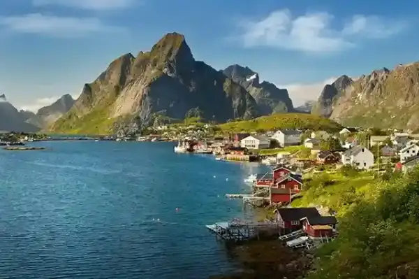 Lofoten Norwegia dengan fjord, desa nelayan dan pegunungan, destinasi wisata Norwegia populer