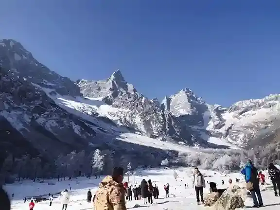 Paket tour China ke Changbai Mountain Jilin saat musim dingin dengan panorama pegunungan salju