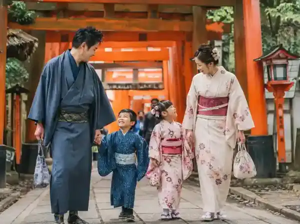 Paket tour Jepang di Fushimi Inari Kyoto, keluarga berkimono berjalan santai