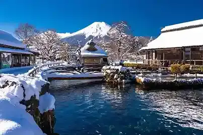 Desa Oshino Hakkai dan Gunung Fuji bersalju. Destinasi paket tour Jepang musim dingin