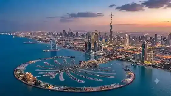 Panorama Palm Jumeirah dan Burj Khalifa di Dubai, Uni Emirat Arab, saat matahari terbenam.
