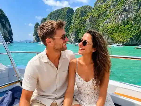 Pasangan menikmati cruise di Phi Phi Island Phuket, Thailand saat tour Phuket Phi Phi Island