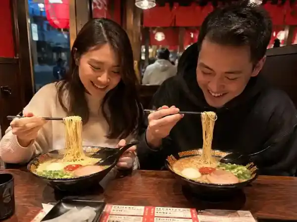Pasangan menikmati ramen Ichiran Tokyo, kuliner Jepang favorit saat wisata Tokyo