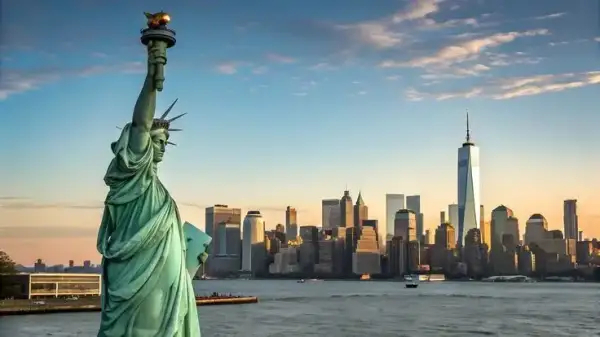 Patung Liberty di New York dengan skyline Manhattan, ikon wisata Amerika Serikat