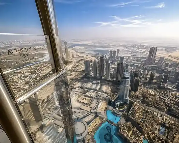 Pemandangan Dubai dari At The Top SKY Burj Khalifa, destinasi wisata Dubai populer