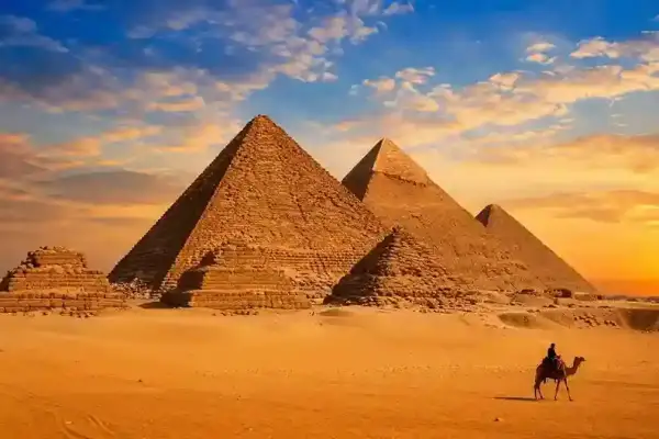 Piramida Giza di Mesir saat sunset, destinasi utama tour Holyland 2026
