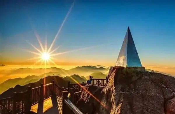 Sunrise di puncak Gunung Fansipan Sapa Vietnam, destinasi wisata tertinggi di Indochina