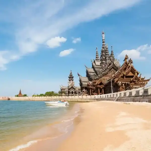 Sanctuary of Truth Pattaya Thailand, destinasi wisata Pattaya populer di tepi pantai