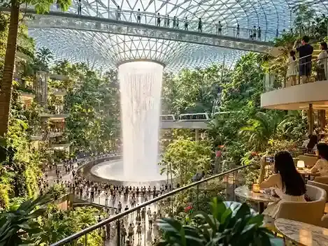 Spot foto Jewel Changi Airport Singapura dengan Rain Vortex, Canopy Bridge dan taman Forest Valley.