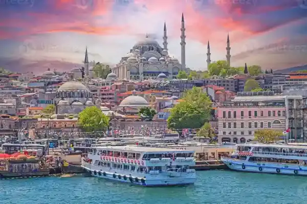 Suleymaniye Mosque di Istanbul Turki dengan kapal Bosphorus, destinasi populer tour Turki