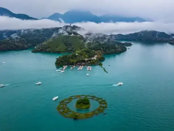 Sun Moon Lake Taiwan, panorama danau biru, pegunungan hijau dan kapal wisata di Nantou, Taiwan.