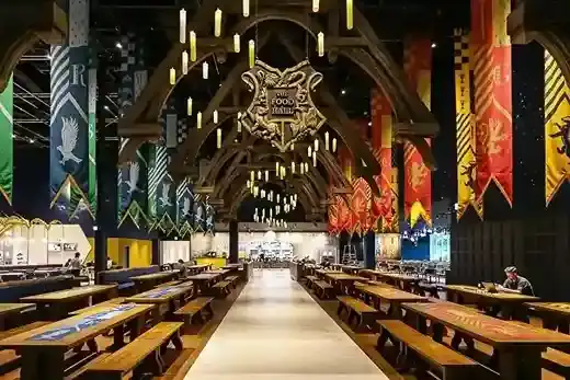 The Food Hall di Harry Potter Studio Tour Tokyo, Jepang dengan tema Hogwarts Great Hall